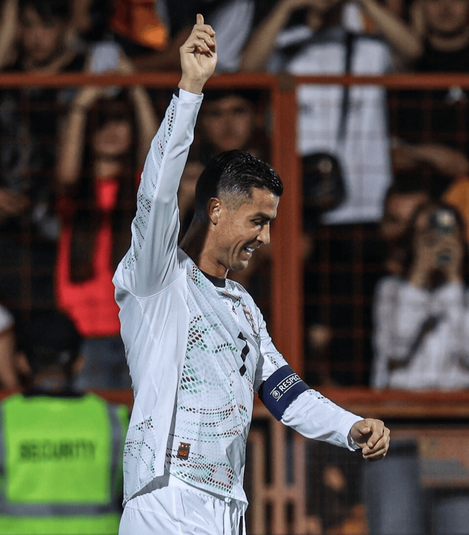 包含C罗回归赛场，高光表现首场状态亮眼，热火观众沸腾！的词条