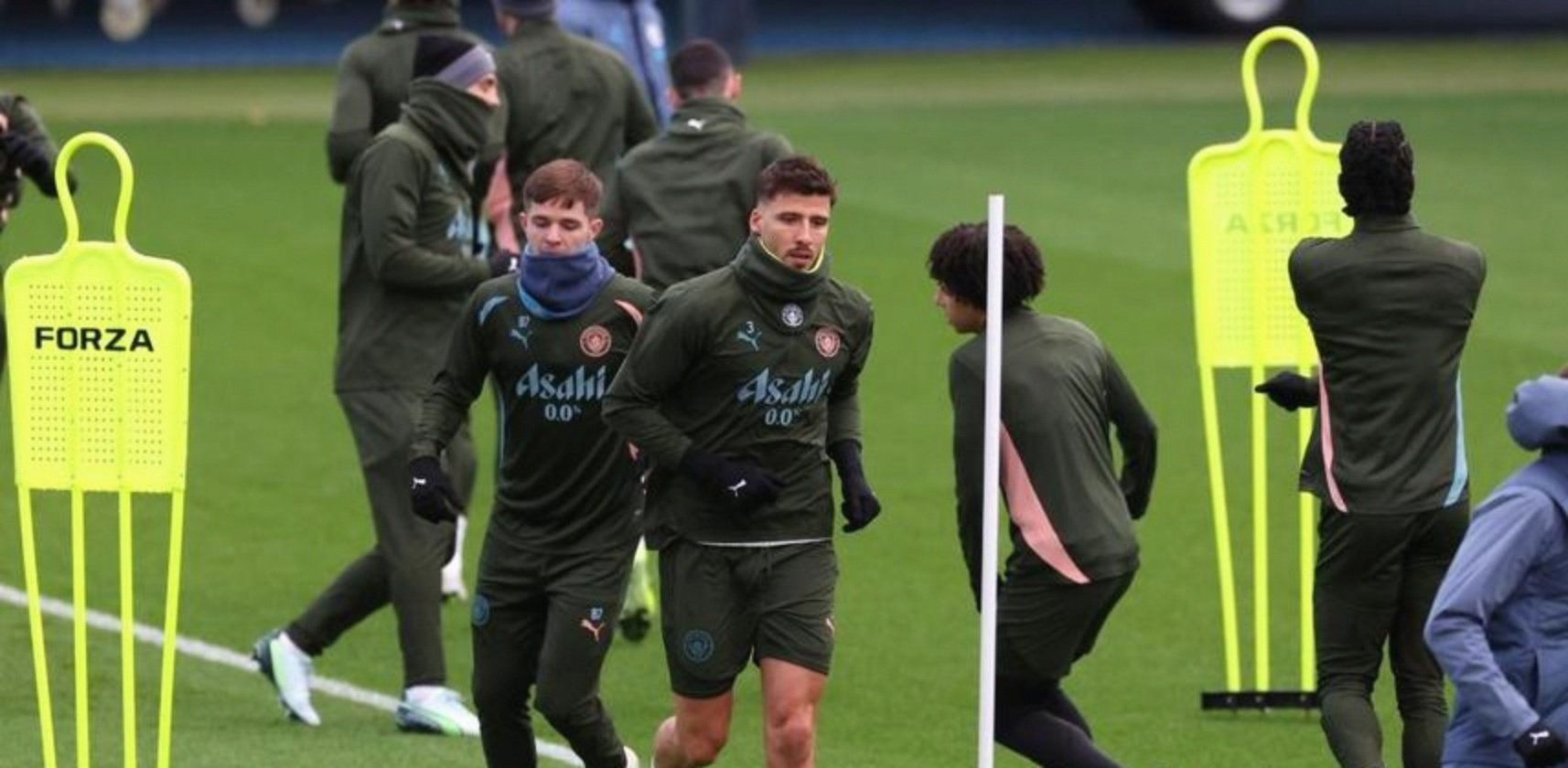 清晨突围战来临，曼城围绕欧冠外线爆发，气氛紧张，年轻球员得到机会的简单介绍