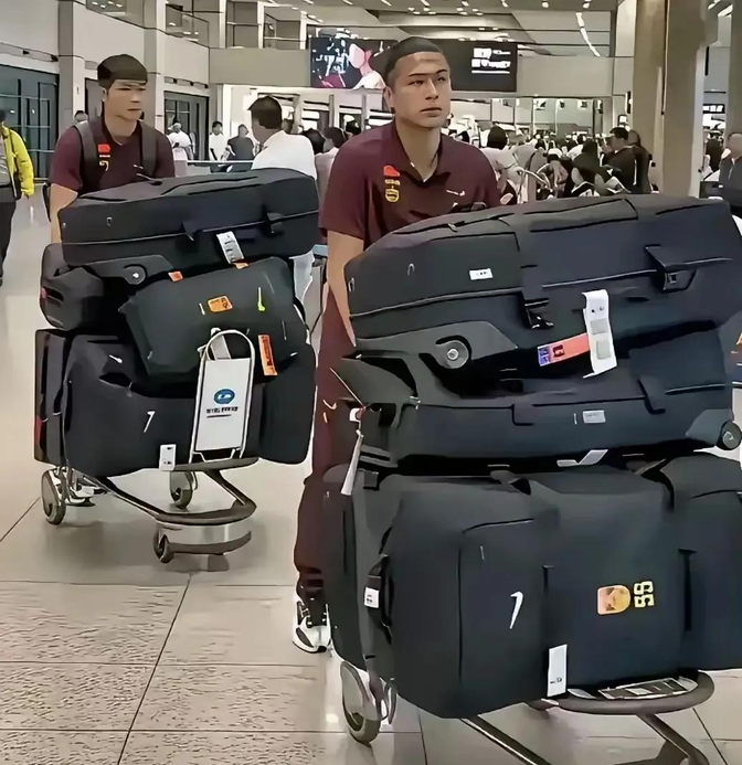 冲刺阶段切尔西备战足总杯;更衣室发声细节曝光;压力陡增;团队化学反应显著的简单介绍 冲刺阶段切尔西备战足总杯;更衣室发声细节曝光;压力陡增;团队化学反应显著的简单介绍