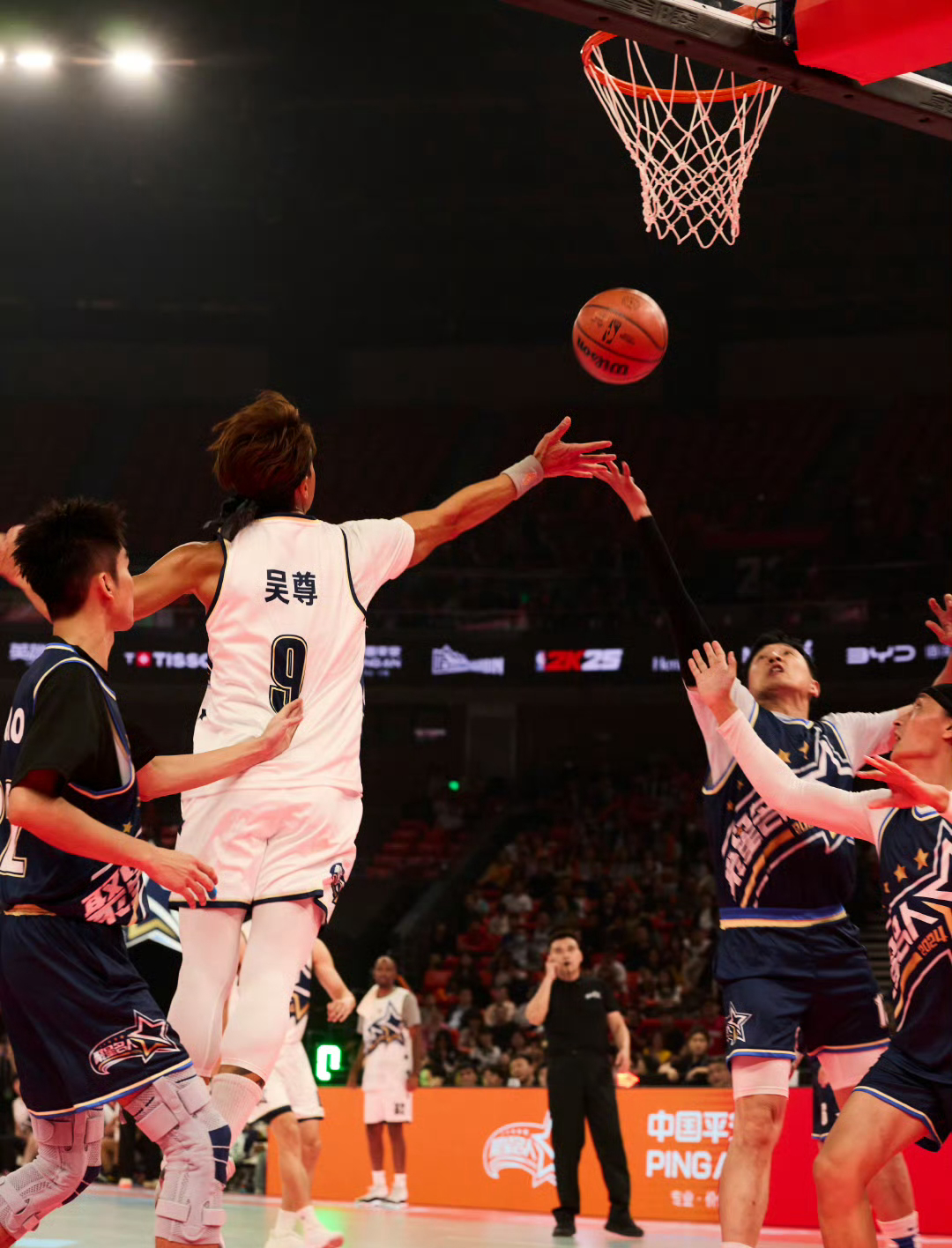 包含赛前阿斯顿维拉备战中超，篮板制胜细节曝光，话题不断，临场指挥获称赞的词条